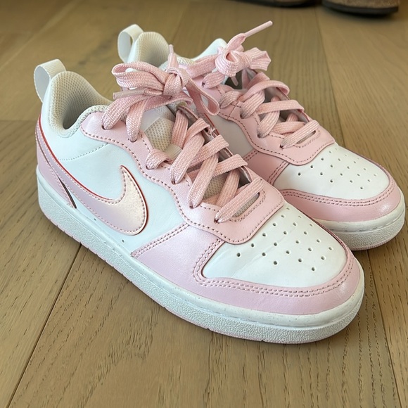 pink and white nike shoes size 3.5 - Picture 3 of 4
